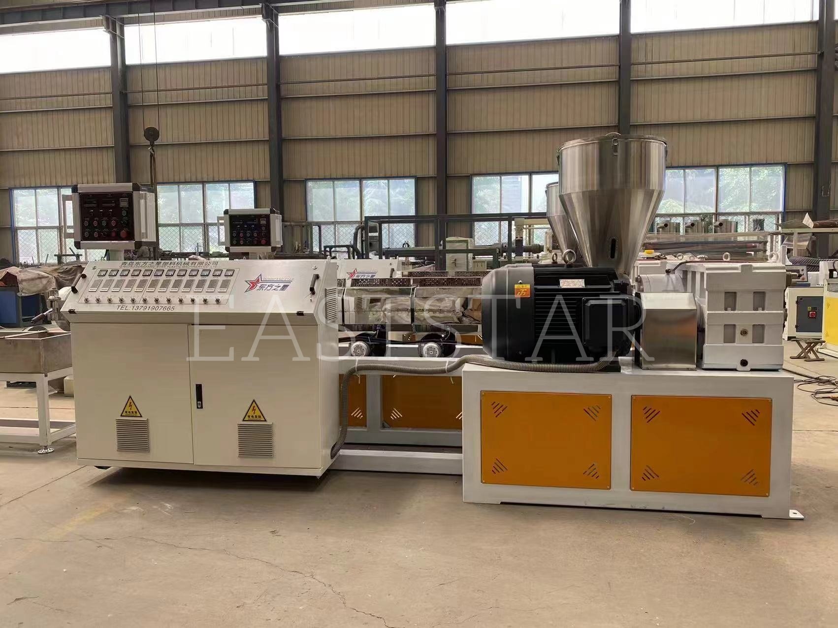 Pasukan Teknikal kami sedang menjalankan Perhimpunan Ketepatan Granulator Twin-Screw TSSK65 untuk Pelanggan Arab kami